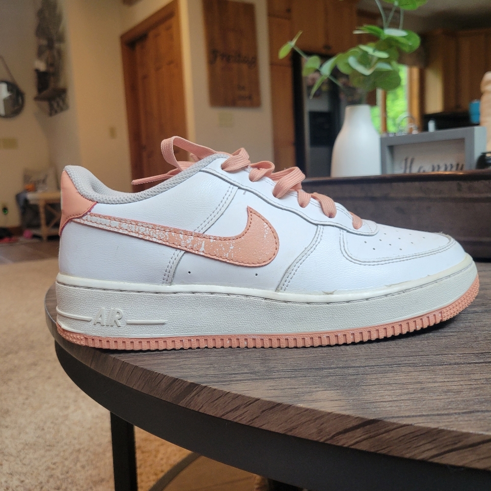 Nike Women's Air Force LV8